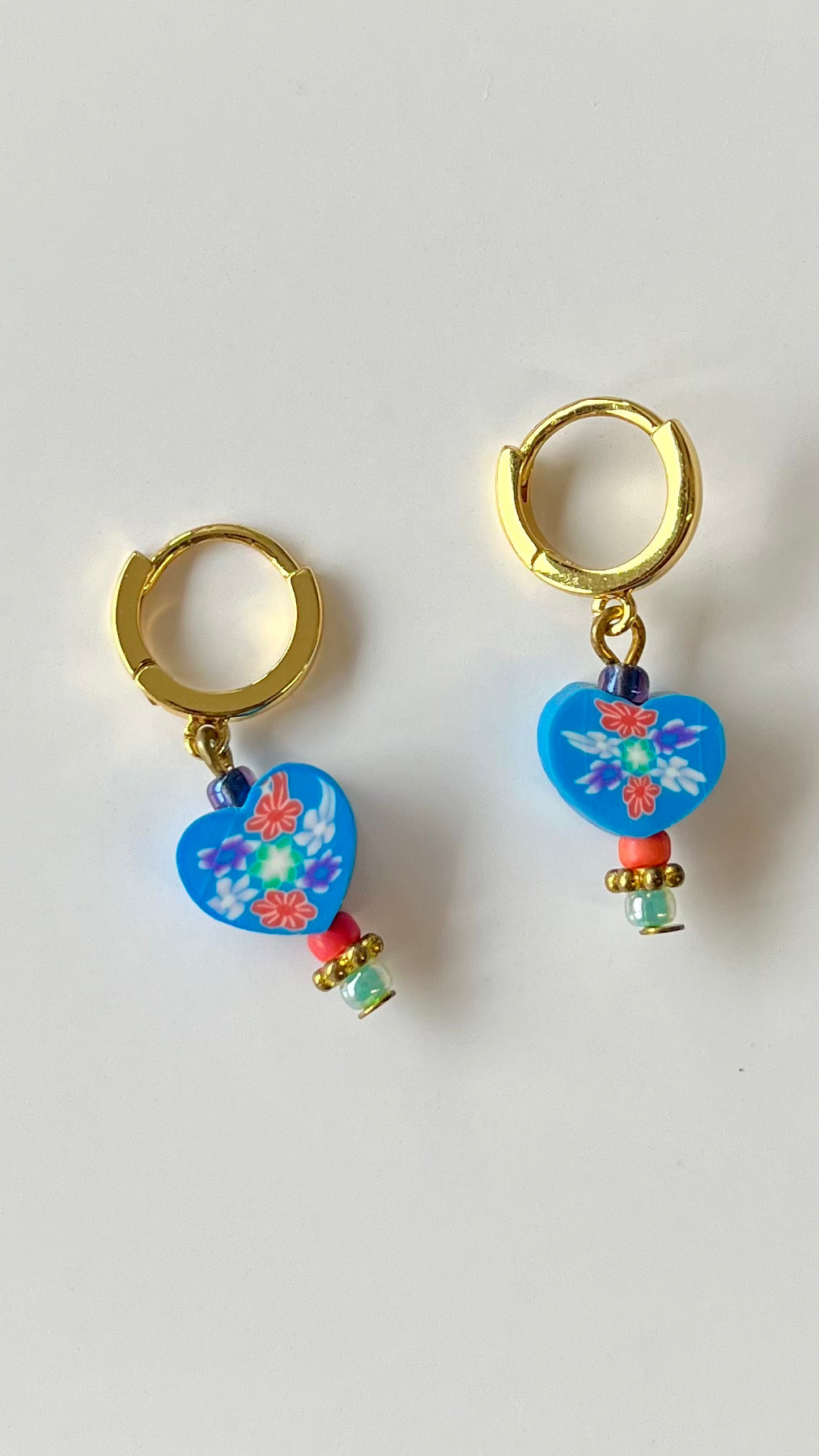 oorbellen blauwe hartjes met bloemen op