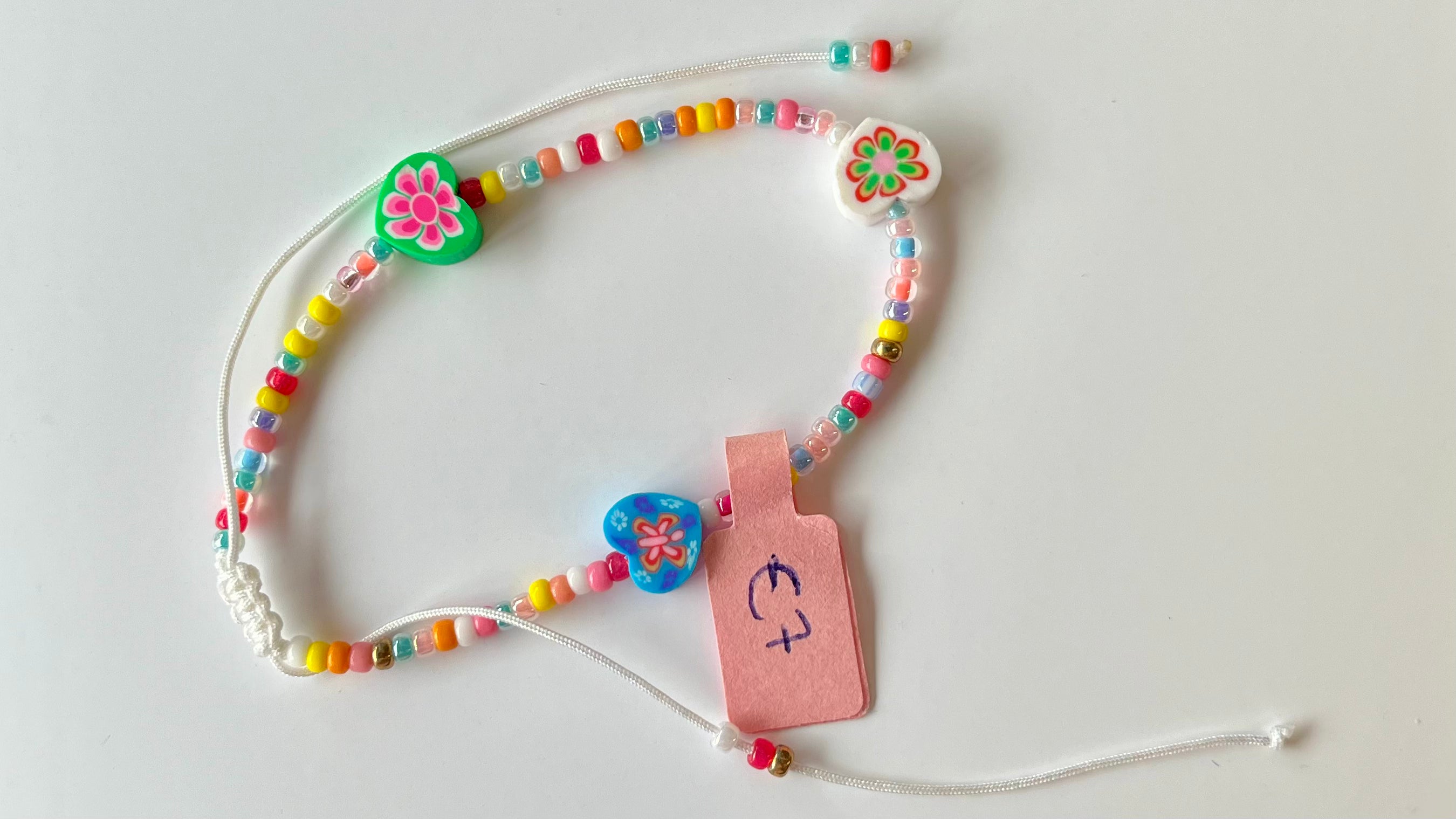 armbandje met hartjes