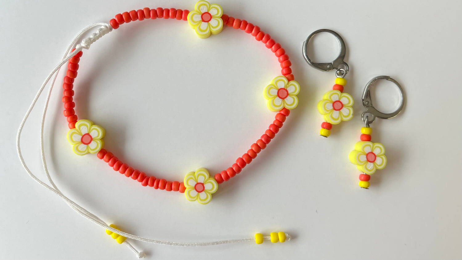 juwelen set met gele bloemen